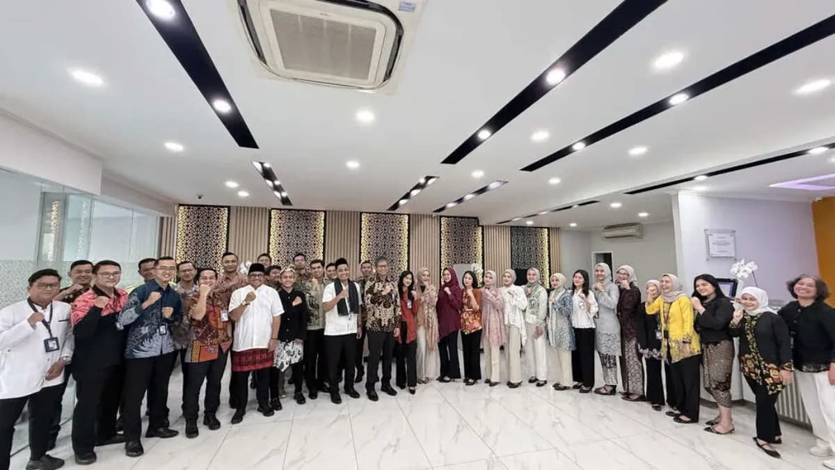Peringati Hari Kartini, Pekerja BRI Branch Office Tanjung Priok Angkat Wastra Nusantara Lewat Pakaian Nasional