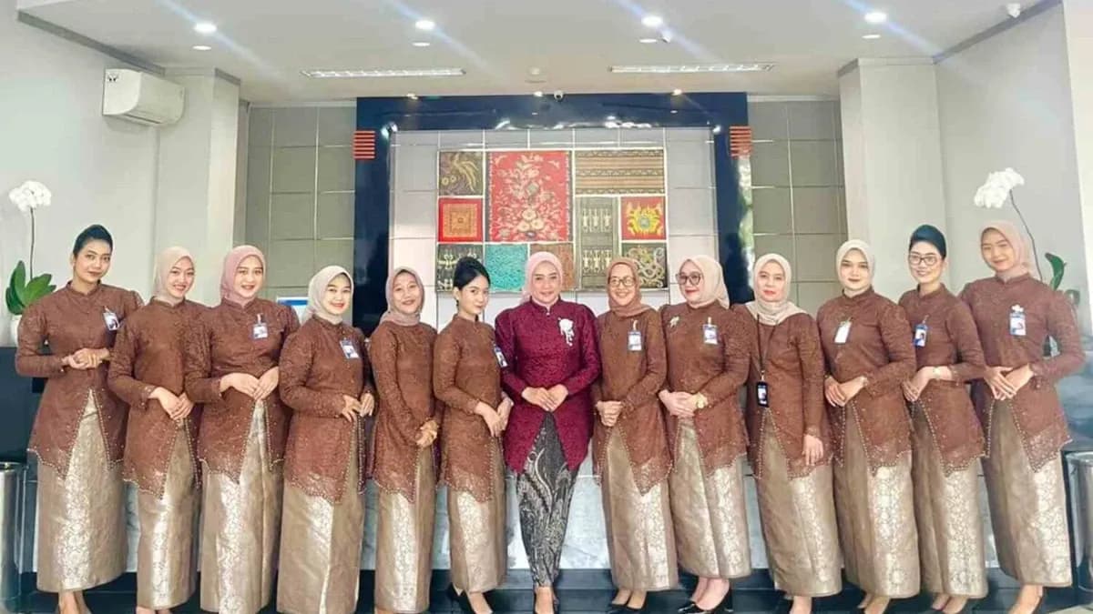 Peringati Hari Kartini, Pekerja BRI Branch Office Kalimalang Tampil Anggun dengan Busana Nasional