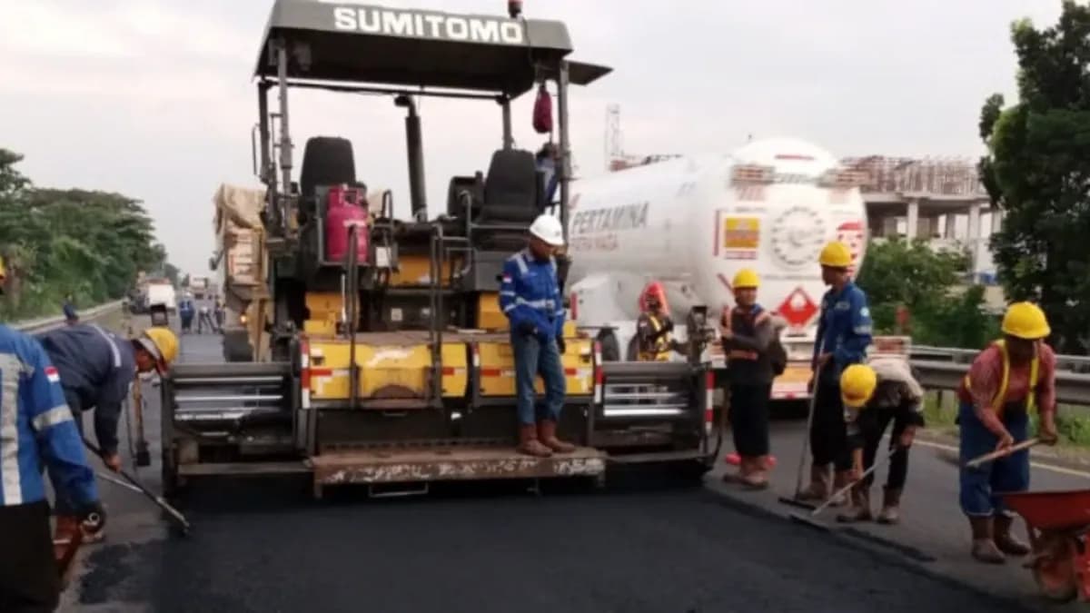 TINGKATKAN KUALITAS PERKERASAN JALAN, PT JASAMARGA TOLLROAD MAINTENANCE LAKSANAKAN PEKERJAAN PEMELIHARAAN DI RUAS TOL SEMARANG