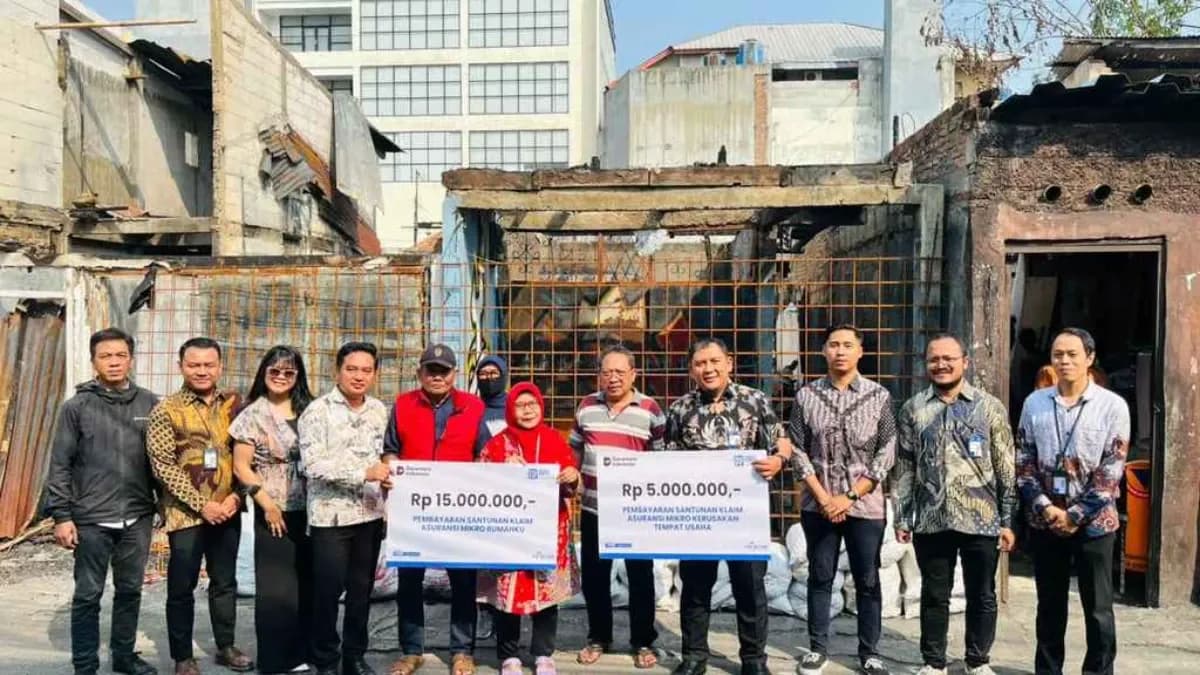 BRI Branch Office Otista dan BRINS Serahkan Simbolis Klaim Asuransi kepada Nasabah Terdampak Kebakaran