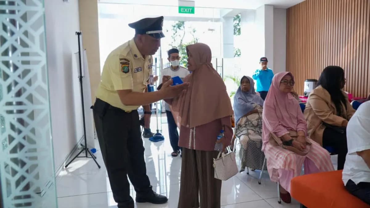 Melayani Sepenuh Hati, Security BRI BO Otista Hadirkan Kenyamanan bagi Nasabah Pensiunan